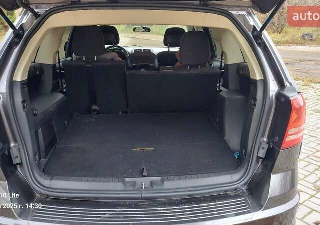 Серый Додж Джорни, объемом двигателя 2.36 л и пробегом 221 тыс. км за 11700 $, фото 5 на Automoto.ua