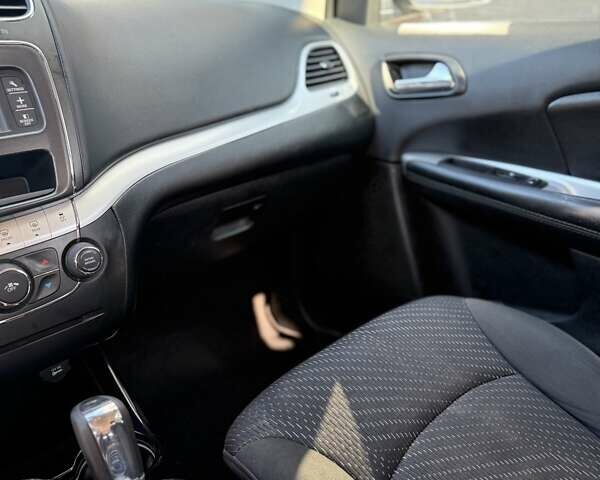 Серый Додж Джорни, объемом двигателя 2.36 л и пробегом 101 тыс. км за 12800 $, фото 16 на Automoto.ua