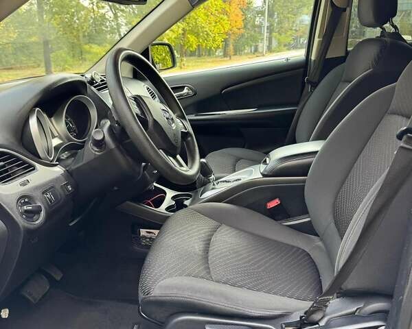 Серый Додж Джорни, объемом двигателя 2.36 л и пробегом 125 тыс. км за 12500 $, фото 4 на Automoto.ua
