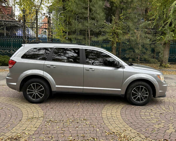 Серый Додж Джорни, объемом двигателя 2.4 л и пробегом 177 тыс. км за 12999 $, фото 2 на Automoto.ua