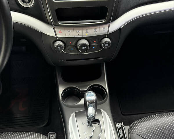 Серый Додж Джорни, объемом двигателя 2.4 л и пробегом 177 тыс. км за 12999 $, фото 16 на Automoto.ua