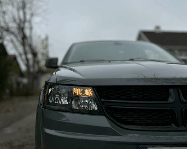 Серый Додж Джорни, объемом двигателя 2.36 л и пробегом 84 тыс. км за 12800 $, фото 3 на Automoto.ua