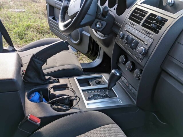 Черный Додж Нитро, объемом двигателя 3.7 л и пробегом 68 тыс. км за 12200 $, фото 2 на Automoto.ua