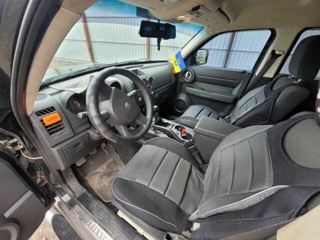 Чорний Додж Nitro, об'ємом двигуна 2.8 л та пробігом 219 тис. км за 9200 $, фото 7 на Automoto.ua