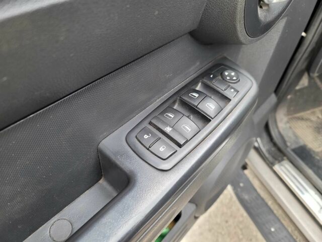 Чорний Додж Nitro, об'ємом двигуна 2.8 л та пробігом 219 тис. км за 9200 $, фото 8 на Automoto.ua