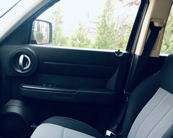 Чорний Додж Nitro, об'ємом двигуна 2.8 л та пробігом 133 тис. км за 9700 $, фото 7 на Automoto.ua