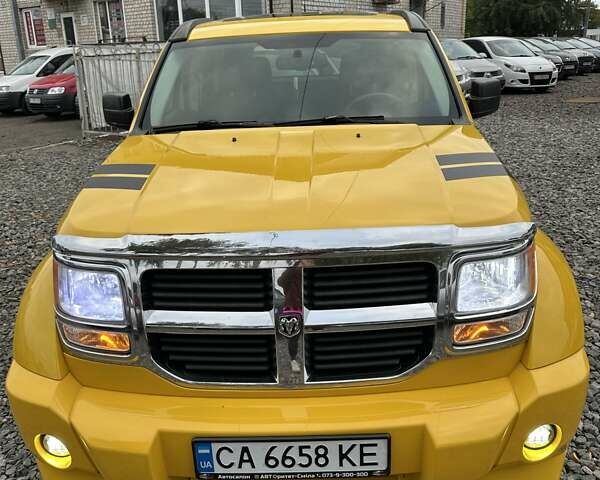 Желтый Додж Нитро, объемом двигателя 4 л и пробегом 218 тыс. км за 9900 $, фото 5 на Automoto.ua