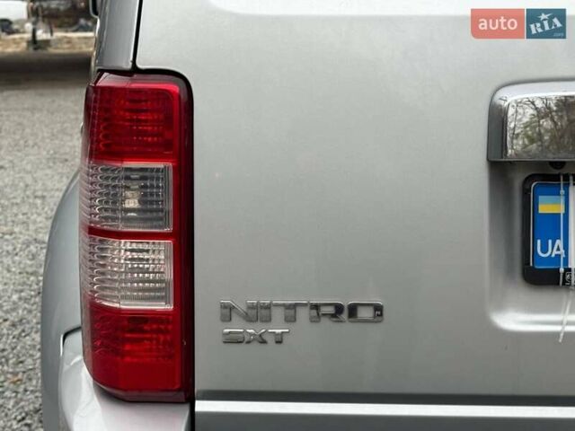 Серый Додж Нитро, объемом двигателя 3.7 л и пробегом 185 тыс. км за 6500 $, фото 7 на Automoto.ua