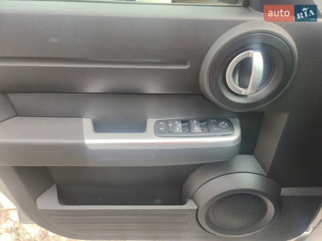Сірий Додж Nitro, об'ємом двигуна 4 л та пробігом 60 тис. км за 22900 $, фото 7 на Automoto.ua