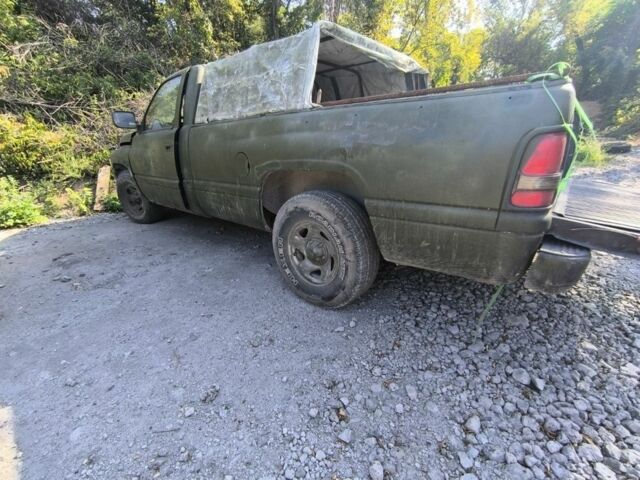 Зеленый Додж РАМ, объемом двигателя 5.2 л и пробегом 200 тыс. км за 1600 $, фото 2 на Automoto.ua