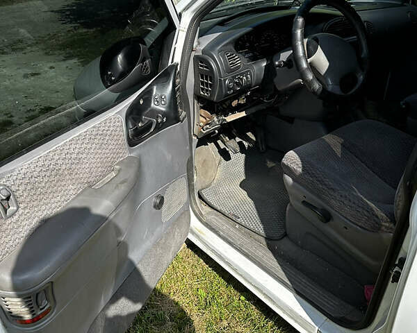 Белый Додж Рам Ван, объемом двигателя 2.5 л и пробегом 430 тыс. км за 1350 $, фото 8 на Automoto.ua