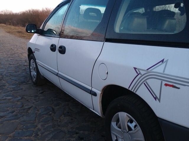 Белый Додж Рам Ван, объемом двигателя 2.5 л и пробегом 407 тыс. км за 3100 $, фото 2 на Automoto.ua