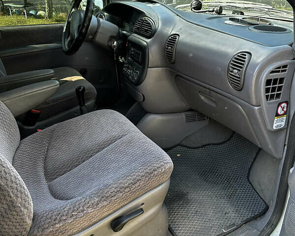 Белый Додж Рам Ван, объемом двигателя 2.5 л и пробегом 430 тыс. км за 1350 $, фото 2 на Automoto.ua