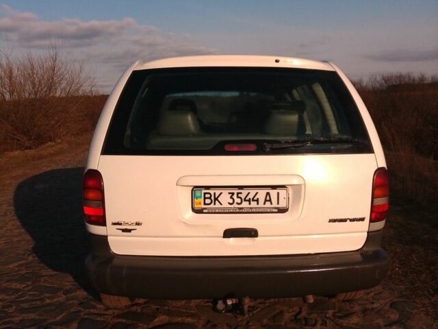 Белый Додж Рам Ван, объемом двигателя 2.5 л и пробегом 407 тыс. км за 3100 $, фото 3 на Automoto.ua