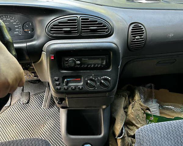 Белый Додж Рам Ван, объемом двигателя 2.5 л и пробегом 430 тыс. км за 1350 $, фото 5 на Automoto.ua