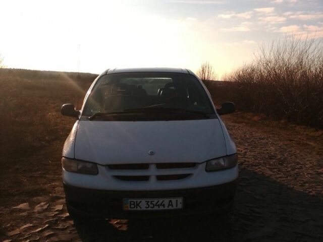 Белый Додж Рам Ван, объемом двигателя 2.5 л и пробегом 407 тыс. км за 3100 $, фото 1 на Automoto.ua