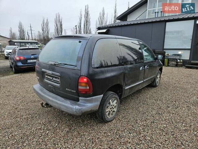 Черный Додж Рам Ван, объемом двигателя 2.5 л и пробегом 127 тыс. км за 2450 $, фото 3 на Automoto.ua