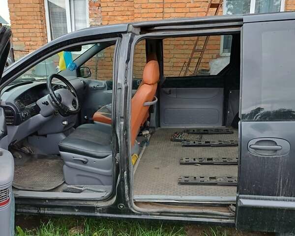Черный Додж Рам Ван, объемом двигателя 2.4 л и пробегом 320 тыс. км за 3000 $, фото 3 на Automoto.ua