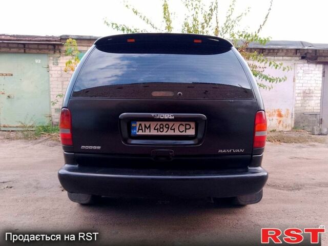 Черный Додж Рам Ван, объемом двигателя 2.5 л и пробегом 400 тыс. км за 1750 $, фото 2 на Automoto.ua