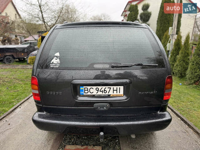 Черный Додж Рам Ван, объемом двигателя 2.5 л и пробегом 300 тыс. км за 2999 $, фото 8 на Automoto.ua