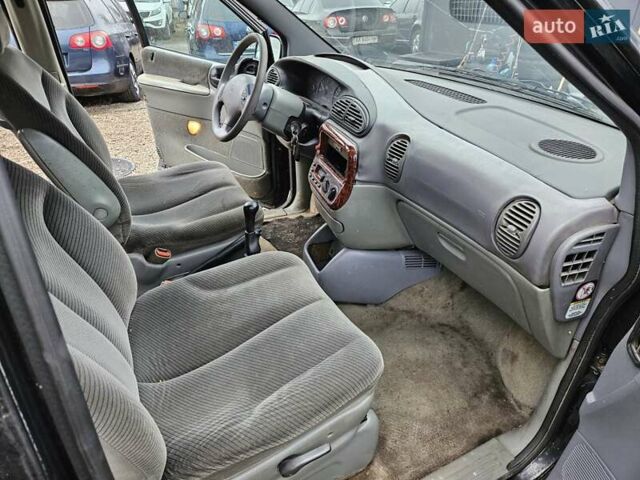 Черный Додж Рам Ван, объемом двигателя 2.5 л и пробегом 127 тыс. км за 2450 $, фото 9 на Automoto.ua