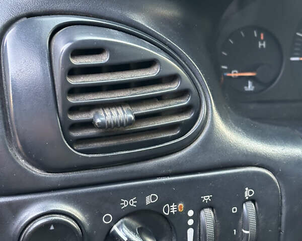 Черный Додж Рам Ван, объемом двигателя 2.5 л и пробегом 500 тыс. км за 3300 $, фото 9 на Automoto.ua