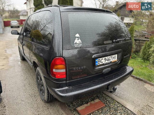 Черный Додж Рам Ван, объемом двигателя 2.5 л и пробегом 300 тыс. км за 2999 $, фото 9 на Automoto.ua