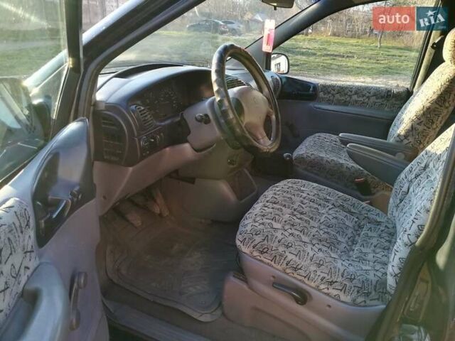 Черный Додж Рам Ван, объемом двигателя 2.5 л и пробегом 305 тыс. км за 3200 $, фото 1 на Automoto.ua