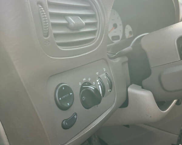 Черный Додж Рам Ван, объемом двигателя 2.5 л и пробегом 200 тыс. км за 2999 $, фото 7 на Automoto.ua