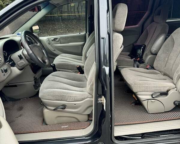 Черный Додж Рам Ван, объемом двигателя 2.5 л и пробегом 225 тыс. км за 5600 $, фото 16 на Automoto.ua