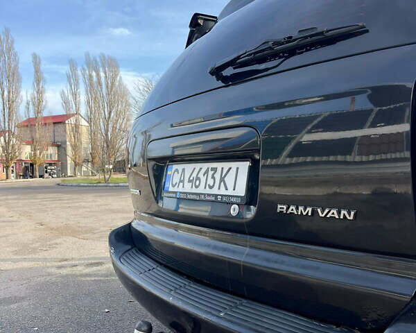 Черный Додж Рам Ван, объемом двигателя 2.5 л и пробегом 200 тыс. км за 2999 $, фото 21 на Automoto.ua