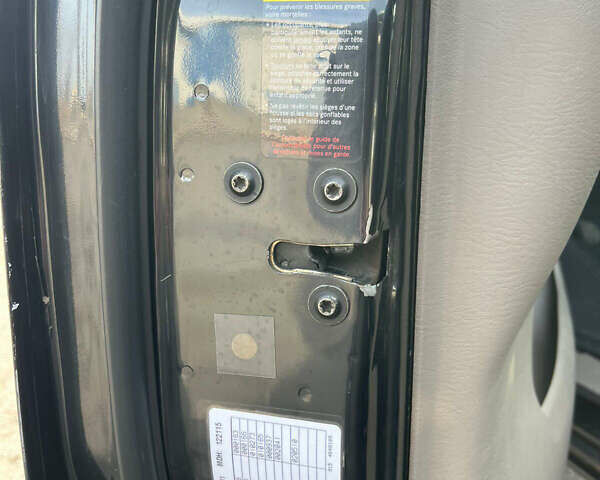 Черный Додж Рам Ван, объемом двигателя 2.5 л и пробегом 200 тыс. км за 2999 $, фото 22 на Automoto.ua