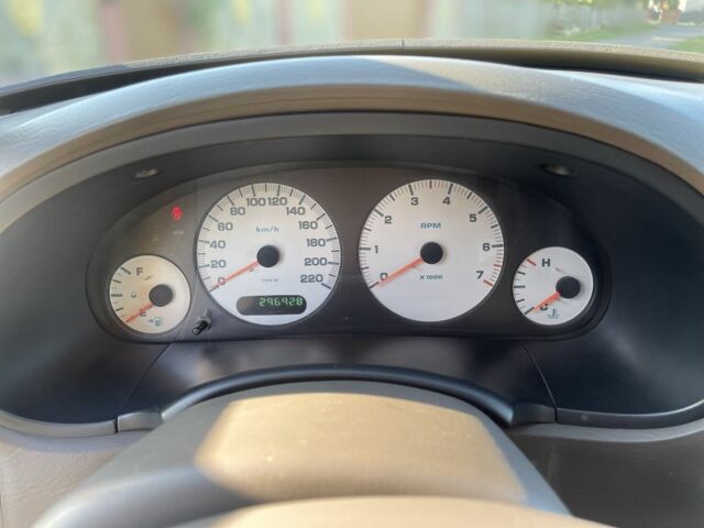 Черный Додж Рам Ван, объемом двигателя 2.5 л и пробегом 297 тыс. км за 3950 $, фото 4 на Automoto.ua