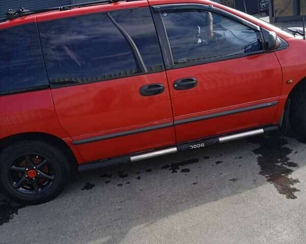 Красный Додж Рам Ван, объемом двигателя 2.5 л и пробегом 380 тыс. км за 3800 $, фото 3 на Automoto.ua