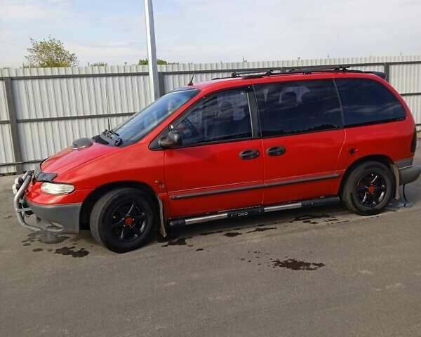 Красный Додж Рам Ван, объемом двигателя 2.5 л и пробегом 380 тыс. км за 3800 $, фото 2 на Automoto.ua