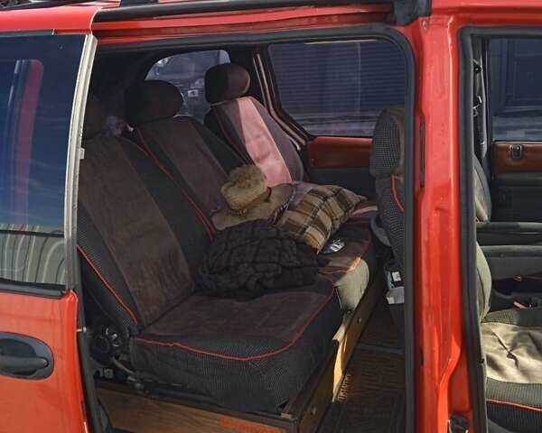 Красный Додж Рам Ван, объемом двигателя 2.5 л и пробегом 380 тыс. км за 3800 $, фото 6 на Automoto.ua