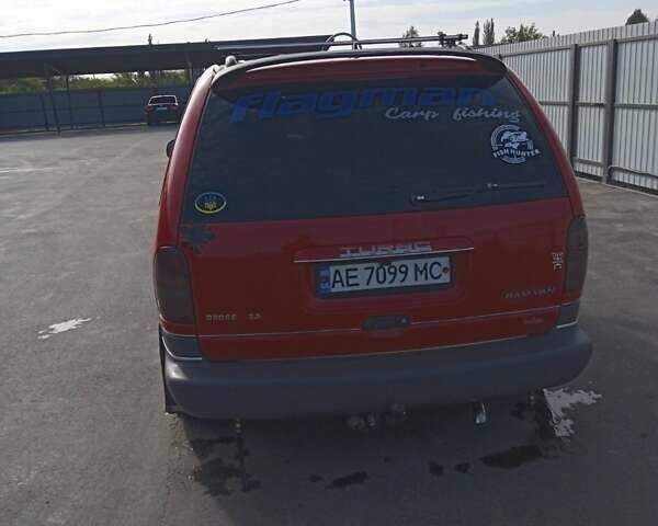 Красный Додж Рам Ван, объемом двигателя 2.5 л и пробегом 380 тыс. км за 3800 $, фото 4 на Automoto.ua