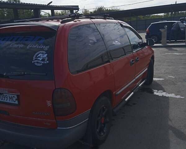 Красный Додж Рам Ван, объемом двигателя 2.5 л и пробегом 380 тыс. км за 3800 $, фото 1 на Automoto.ua