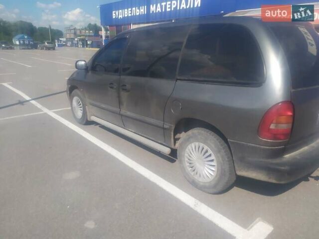 Серый Додж Рам Ван, объемом двигателя 2.5 л и пробегом 397 тыс. км за 3200 $, фото 2 на Automoto.ua