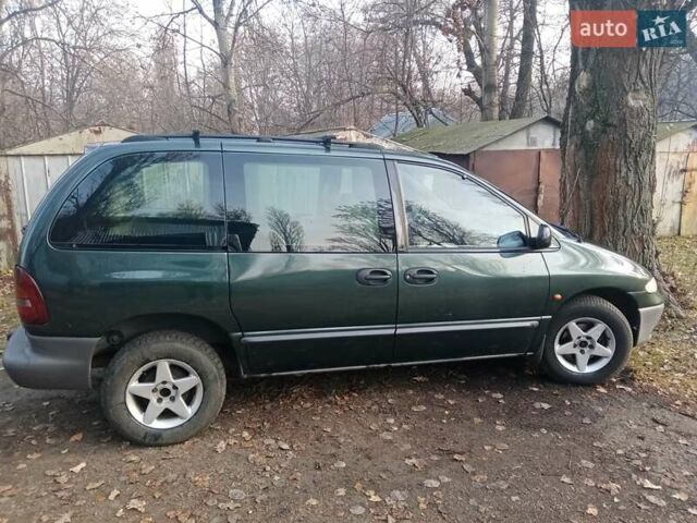 Зеленый Додж Рам Ван, объемом двигателя 2.5 л и пробегом 440 тыс. км за 3200 $, фото 2 на Automoto.ua