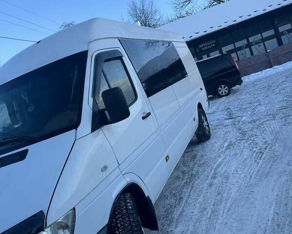 Белый Додж Спринтер, объемом двигателя 2.69 л и пробегом 300 тыс. км за 11500 $, фото 1 на Automoto.ua