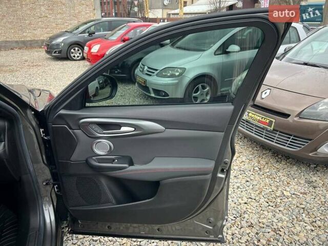 Серый Додж Hornet, объемом двигателя 2 л и пробегом 20 тыс. км за 26999 $, фото 25 на Automoto.ua