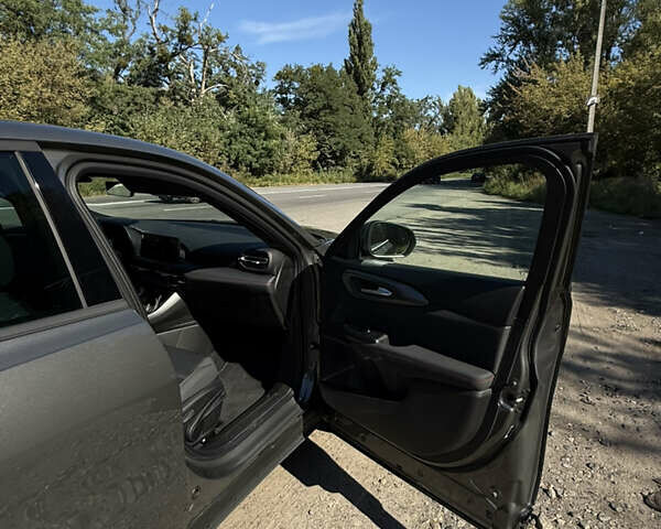 Додж Hornet 2024 в Полтаве на Automoto.ua Серый Додж Hornet, объемом двигателя 1.3 л и пробегом 18 тыс. км за 28700 $, фото 4 на Automoto.ua