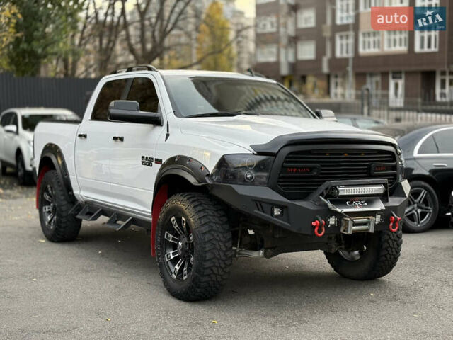 Белый Додж RAM 1500, объемом двигателя 5.66 л и пробегом 150 тыс. км за 40000 $, фото 9 на Automoto.ua
