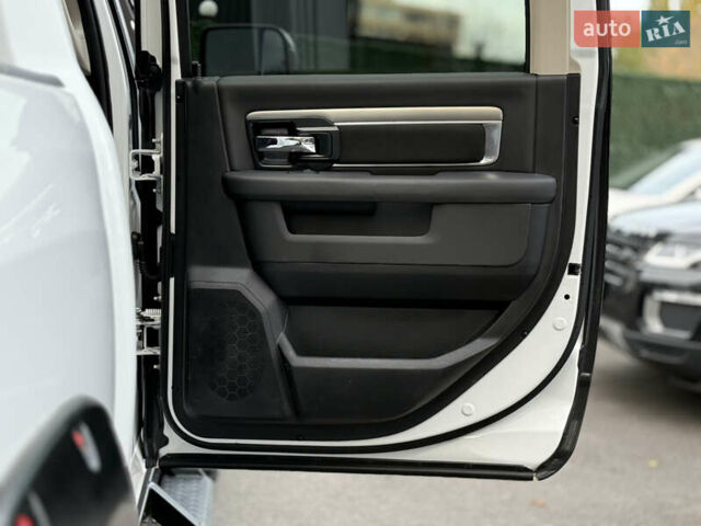 Белый Додж RAM 1500, объемом двигателя 5.66 л и пробегом 150 тыс. км за 40000 $, фото 5 на Automoto.ua