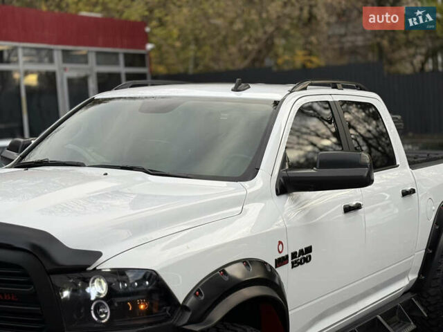Белый Додж RAM 1500, объемом двигателя 5.66 л и пробегом 150 тыс. км за 40000 $, фото 2 на Automoto.ua