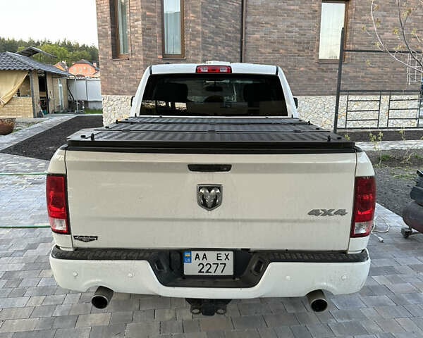 Белый Додж RAM 1500, объемом двигателя 5.7 л и пробегом 172 тыс. км за 26500 $, фото 2 на Automoto.ua