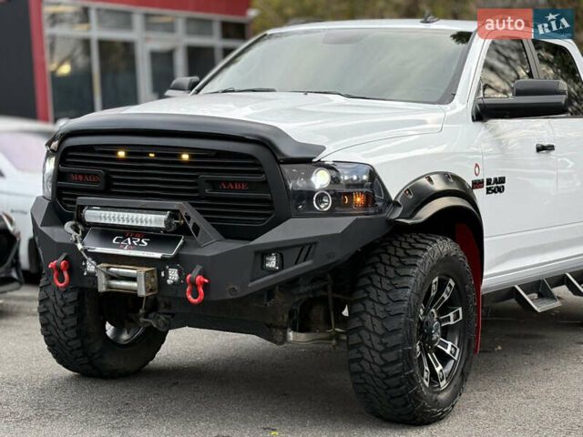 Белый Додж RAM 1500, объемом двигателя 5.66 л и пробегом 150 тыс. км за 40000 $, фото 1 на Automoto.ua