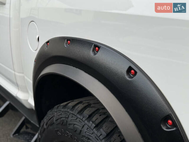 Белый Додж RAM 1500, объемом двигателя 5.66 л и пробегом 150 тыс. км за 40000 $, фото 39 на Automoto.ua