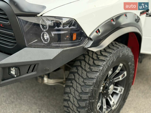 Белый Додж RAM 1500, объемом двигателя 5.66 л и пробегом 150 тыс. км за 40000 $, фото 21 на Automoto.ua